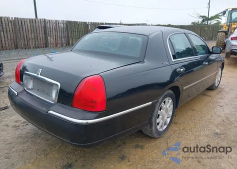 2010 Lincoln Town Car Signature Limited z USA, uszkodzony, nr VIN 2LNBL8CV0AX752950